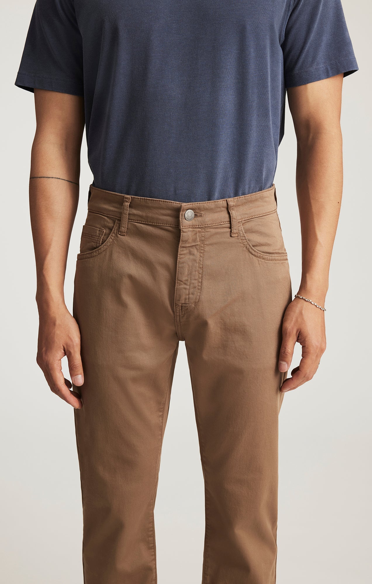 Mavi Zach Straight Leg Pants
Regular Rise | Shitake Casual Twill