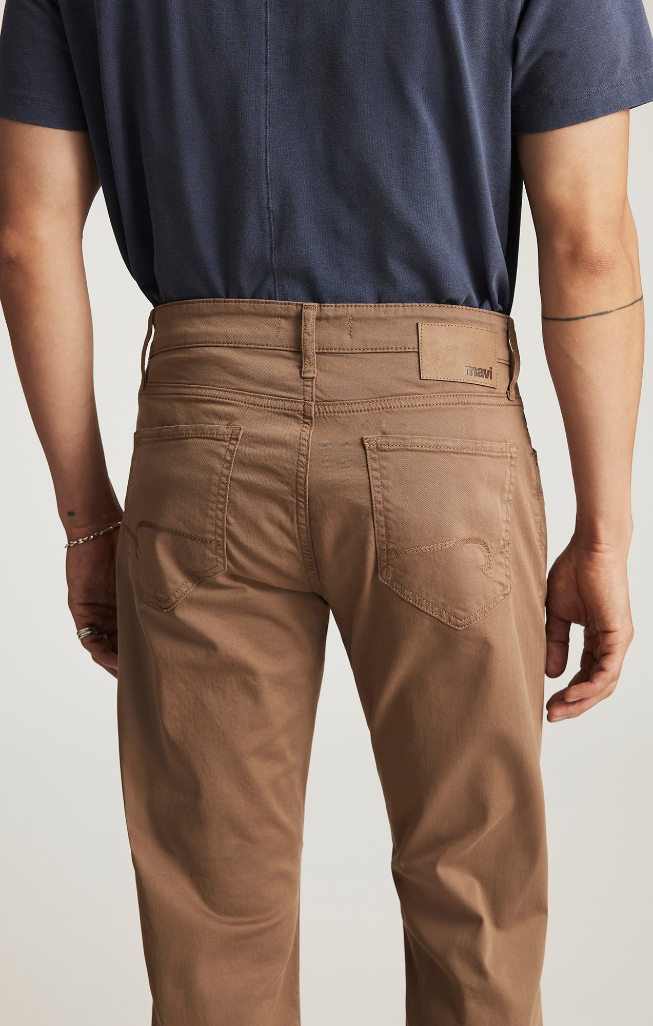 Mavi Zach Straight Leg Pants
Regular Rise | Shitake Casual Twill